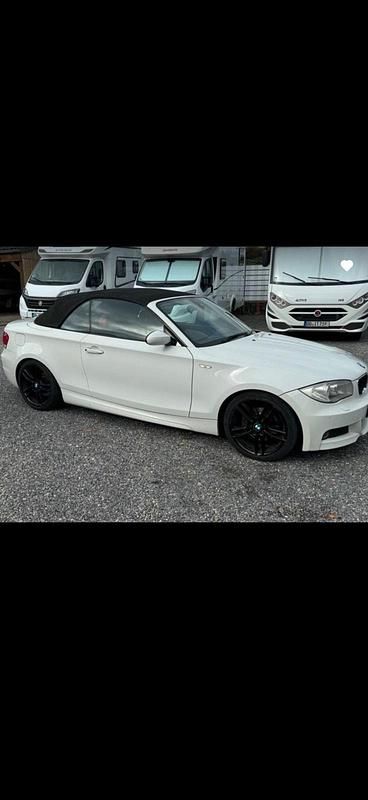 Weiß Gebraucht 2009 BMW 125 Cabriolet M Sport Cabrio | 3.800 € - Bild 1/4