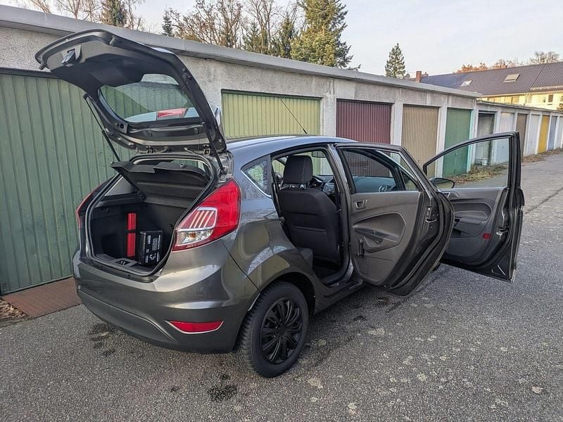 Gebraucht Ford Fiesta 101 PS (74 kW) 2017 Grau Kleinwagen