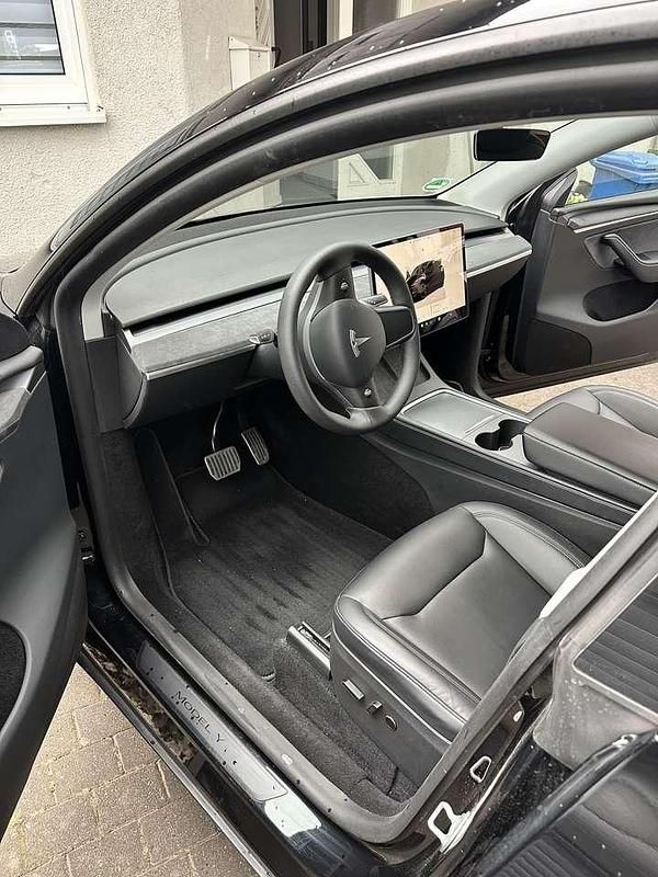Schwarz Gebraucht 2023 Tesla Model Y Standard Range SUV | 31.000 € (Fairer Preis) - Bild 1/4