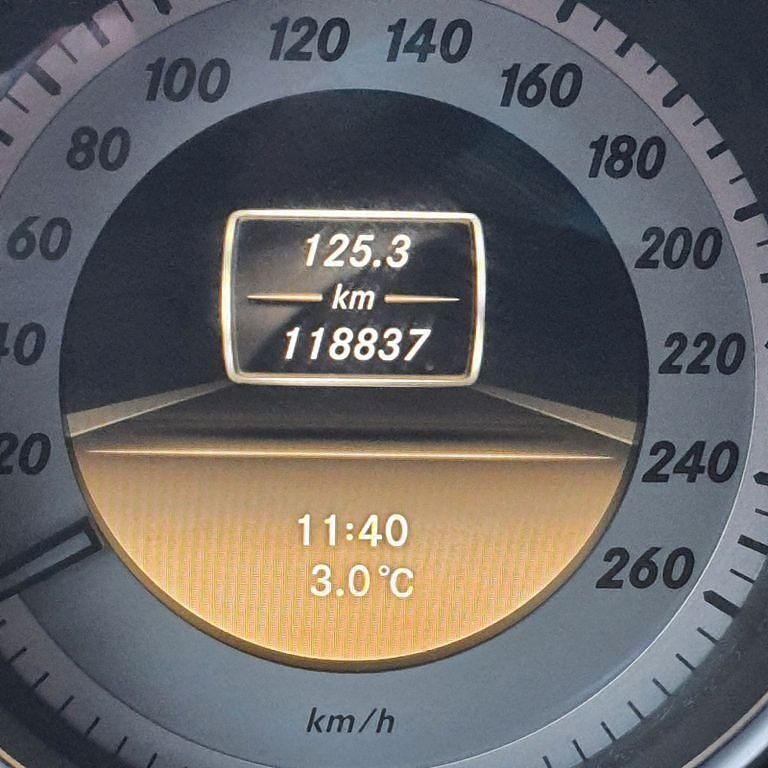 Grau Gebraucht 2011 Mercedes C180 Avantgarde Limousine | 9.999 € (Fairer Preis) - Bild 1/1