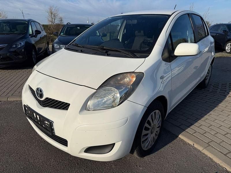 Gebraucht Toyota Yaris 69 PS (50 kW) 2011 Weiß Kleinwagen