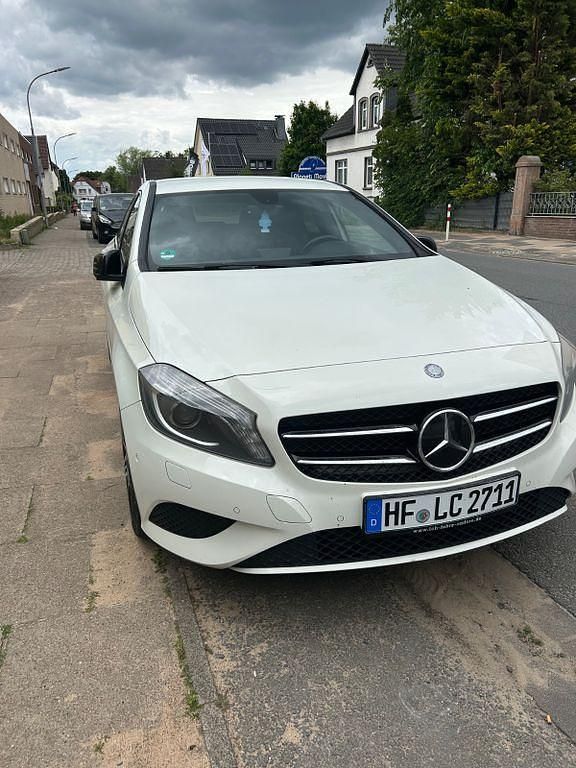 Weiß Gebraucht 2013 Mercedes A180 Limousine | 14.000 € - Bild 1/4
