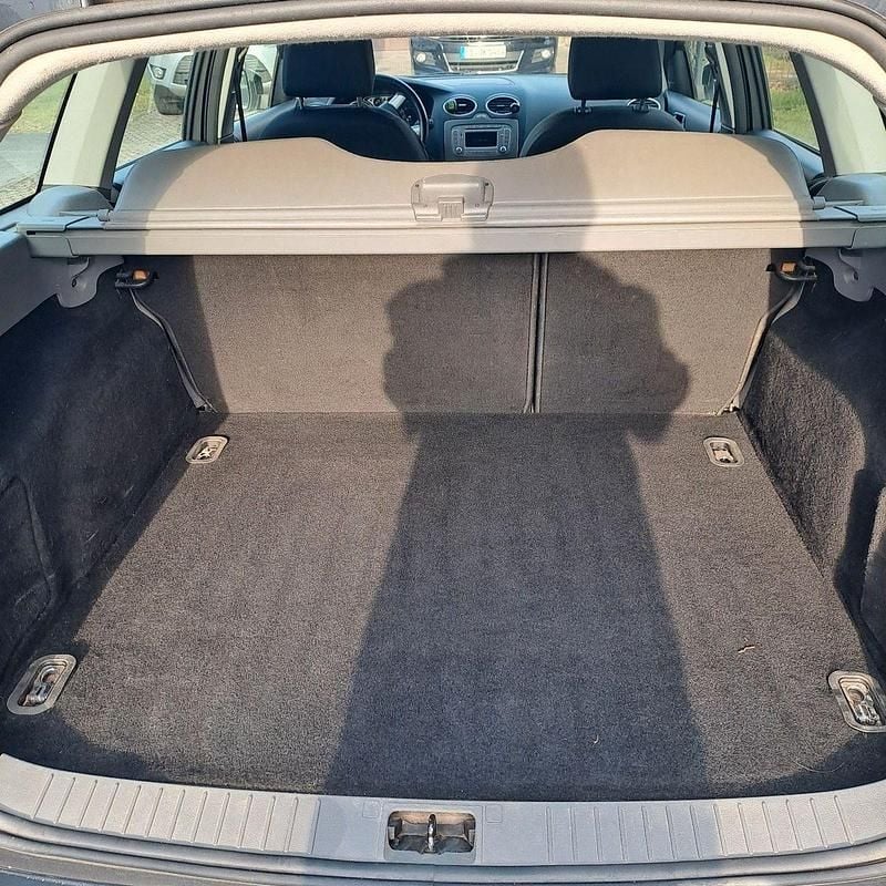 Grau Gebraucht 2008 Ford Focus Titanium Kombi | 2.250 € (Guter Preis) - Bild 1/4