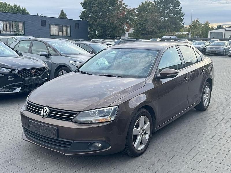 Braun Gebraucht 2011 VW Jetta Comfortline Limousine | 4.990 € (Guter Preis) - Bild 1/4