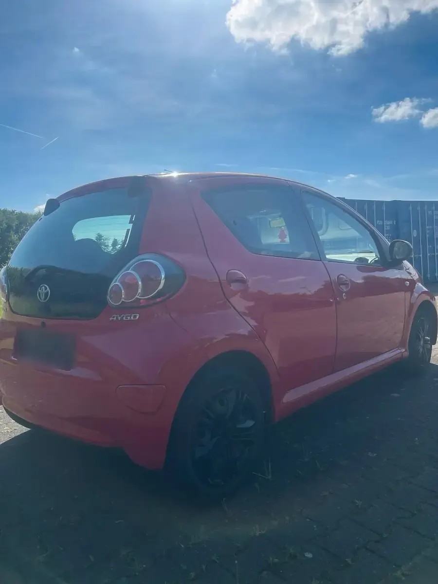 Gebraucht Toyota Aygo 68 PS (50 kW) 2012 Rot Kleinwagen