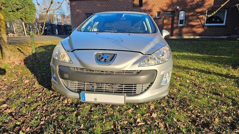 Silber Gebraucht 2011 Peugeot 308 Premium Limousine | 4.700 € (Fairer Preis) - Bild 1/4