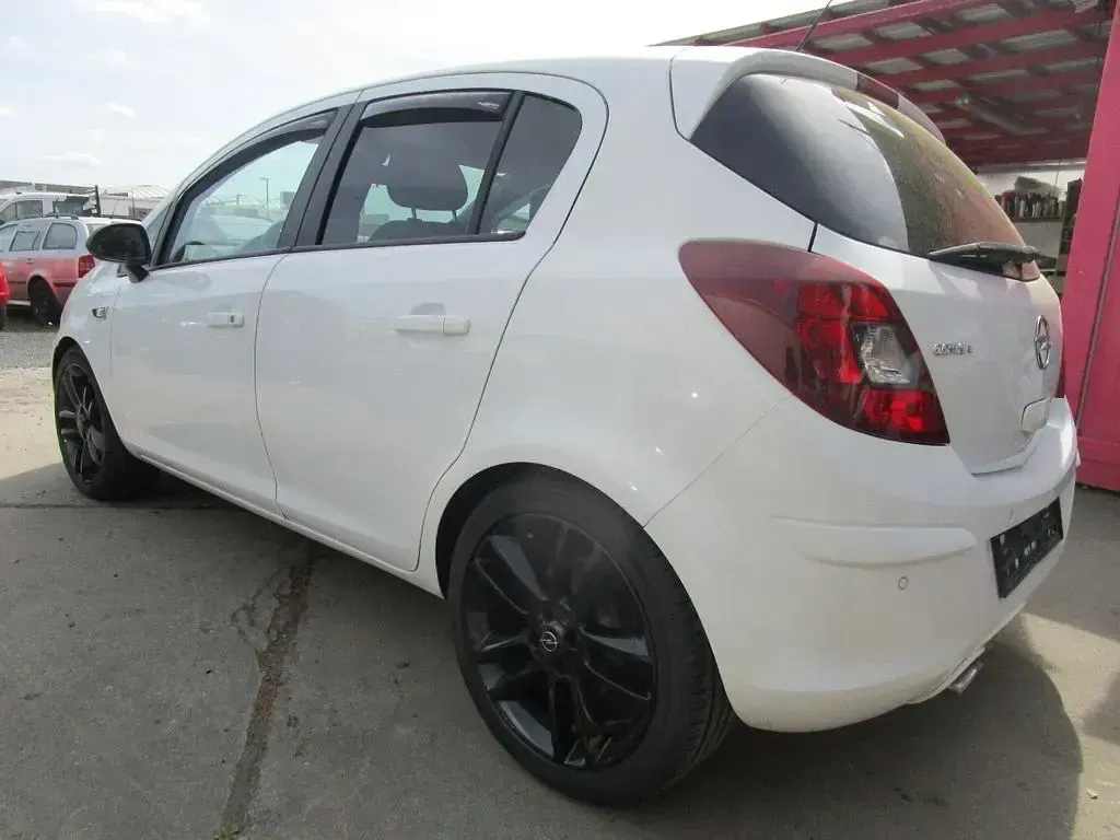 Używany Opel Corsa Color Edition 101 KM (74 kW) 2012 Czarny Hatchback