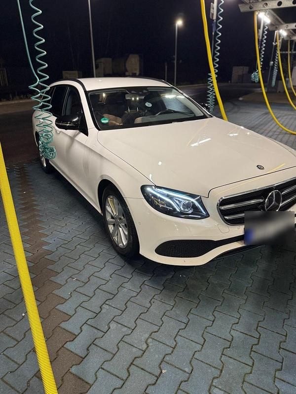Gebraucht Mercedes E220 Avantgarde 194 PS (142 kW) 2017 Weiß Kombi