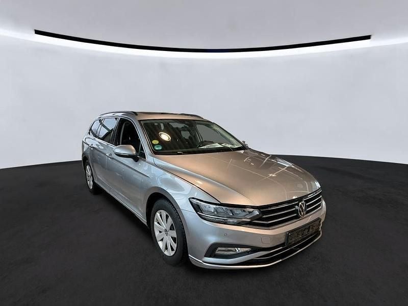 Gebraucht VW Passat 122 PS (89 kW) 2022 Silber Kombi