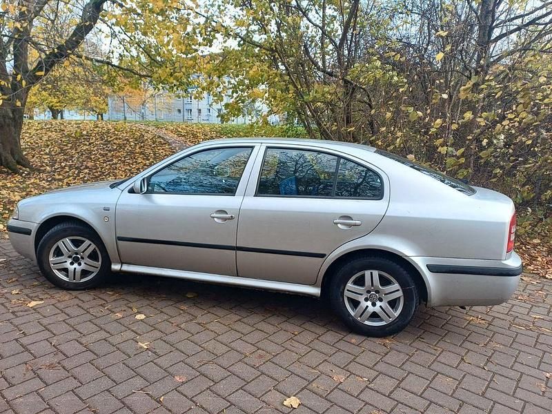 Silber Gebraucht 2003 Skoda Octavia Classic Limousine | 850 € (Fairer Preis) - Bild 1/4