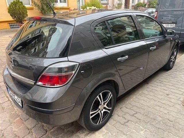 Grau Gebraucht 2009 Opel Astra Limousine | 1.230 € (Guter Preis) - Bild 1/4