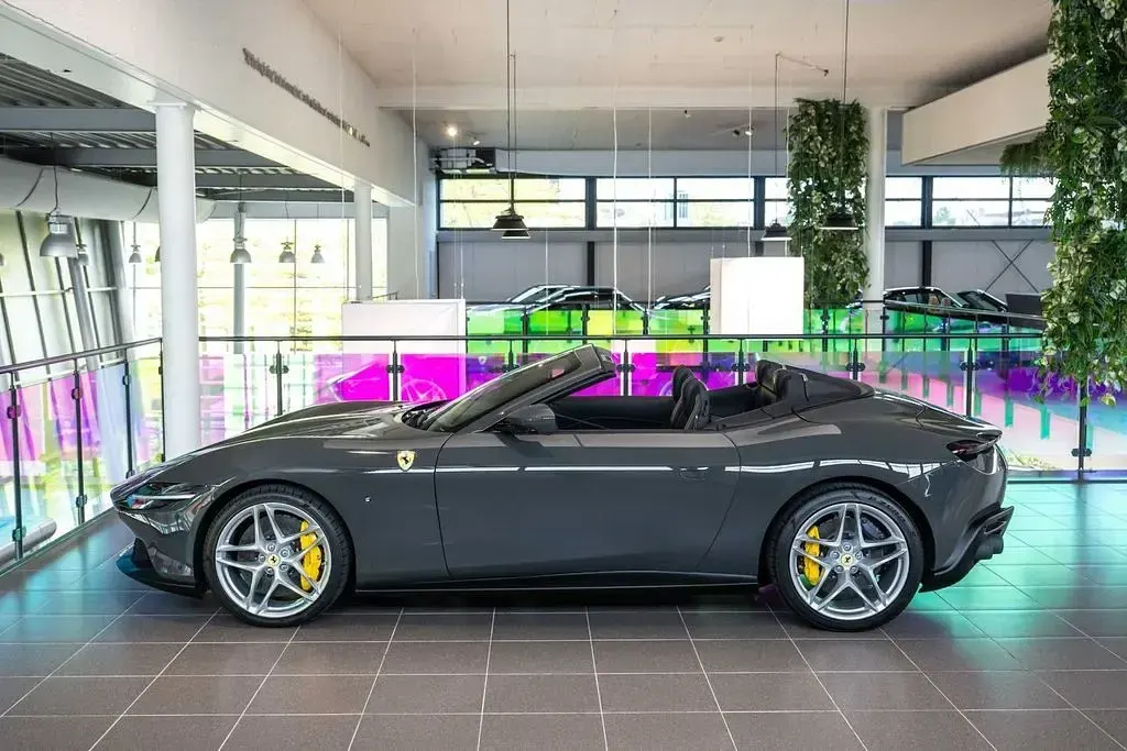 Gebraucht Ferrari Roma 620 PS (456 kW) 2026 Grau Cabrio
