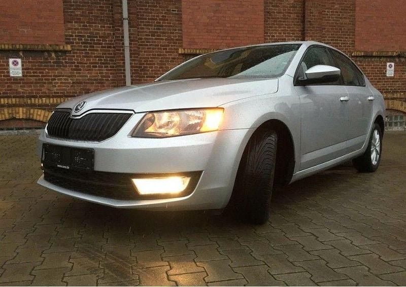 Silber Gebraucht 2013 Skoda Octavia Ambition Limousine | 8.999 € (Fairer Preis) - Bild 1/4