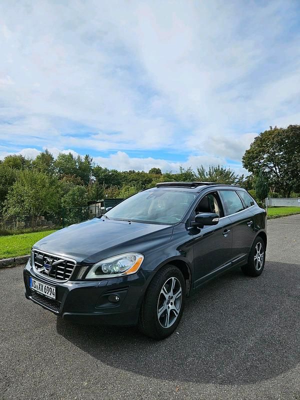 Grau Gebraucht 2009 Volvo XC60 SUV | 8.900 € (Fairer Preis) - Bild 1/4