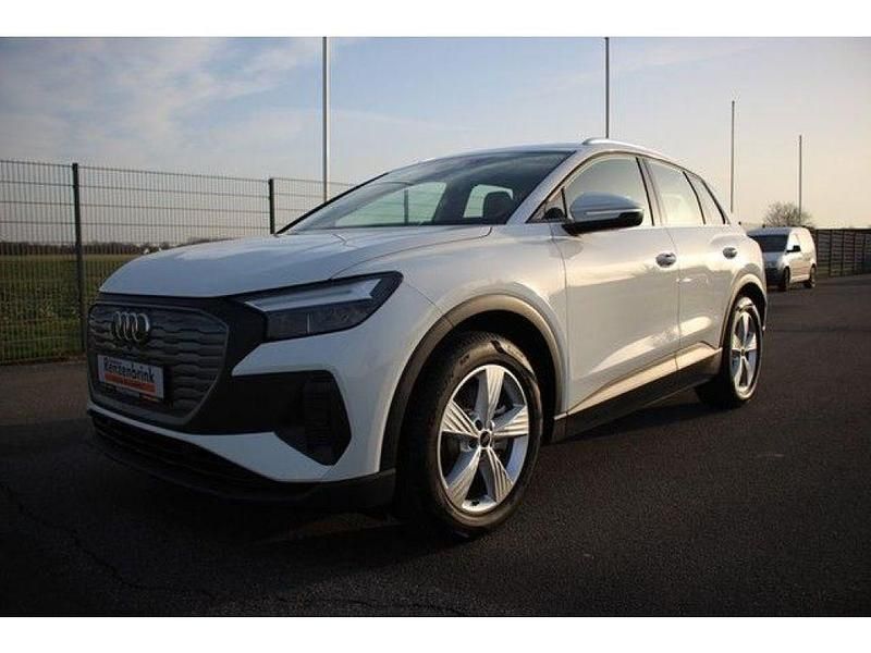 Gebraucht Audi e-tron Basis 194 kW (265 PS) 2023 Gletscherweiß metallic SUV