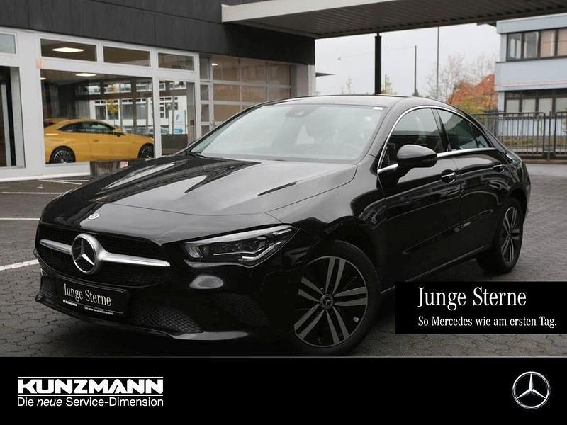 Nachtschwarz Gebraucht 2021 Mercedes CLA250e Limousine | 25.889 € (Guter Preis) - Bild 1/4