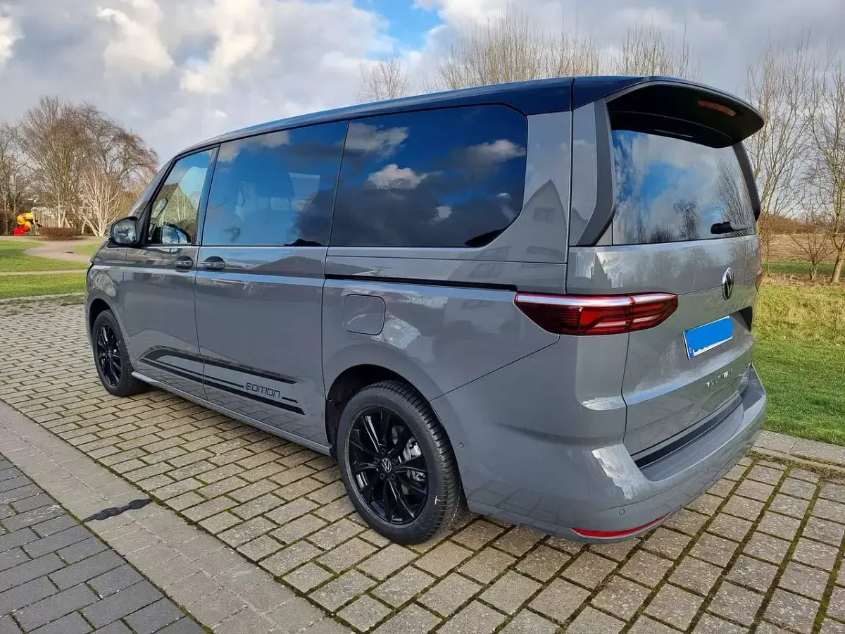Gebraucht VW Multivan Edition 150 PS (110 kW) 2025 Grau Van / Kleinbus