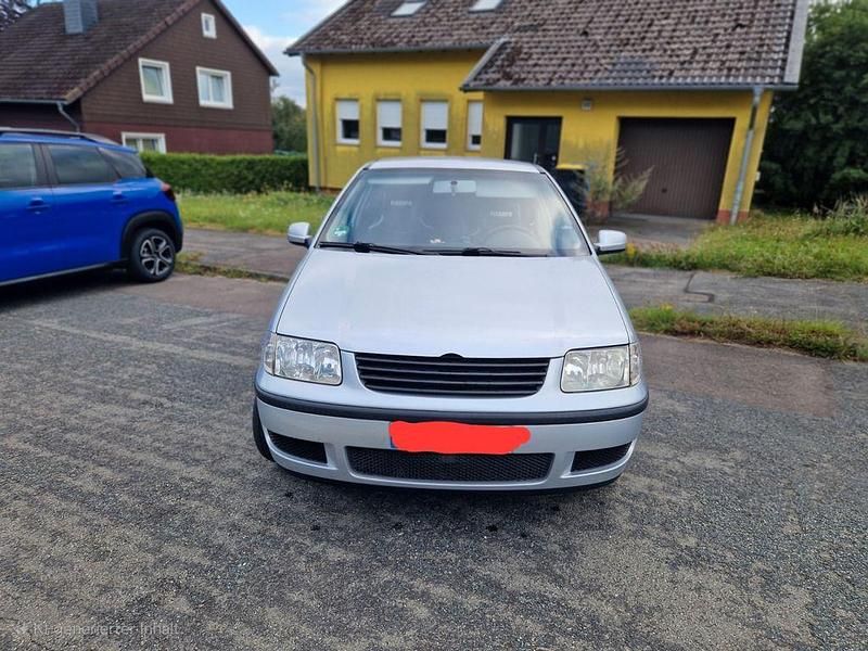 Silber Gebraucht 2002 VW Polo Basis Limousine | 799 € (Superpreis) - Bild 1/4