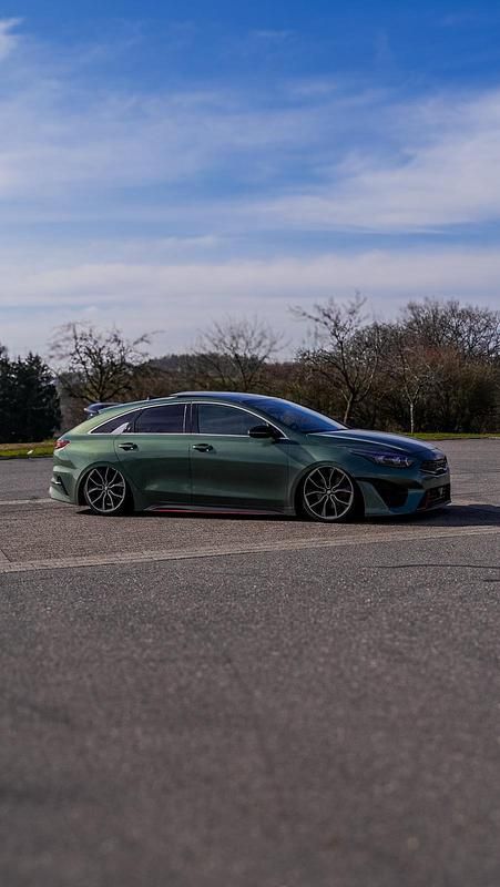 Grün Gebraucht 2023 Kia ProCeed GT 2 Kleinwagen | 28.000 € (Fairer Preis) - Bild 1/4