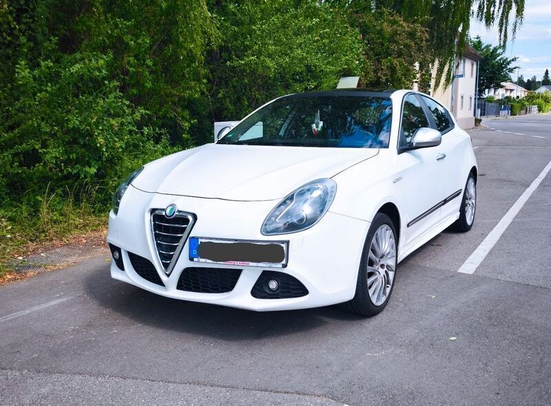 Weiß Gebraucht 2011 Alfa Romeo Giulietta Turismo Kleinwagen | 5.000 € (Teuer) - Bild 1/4