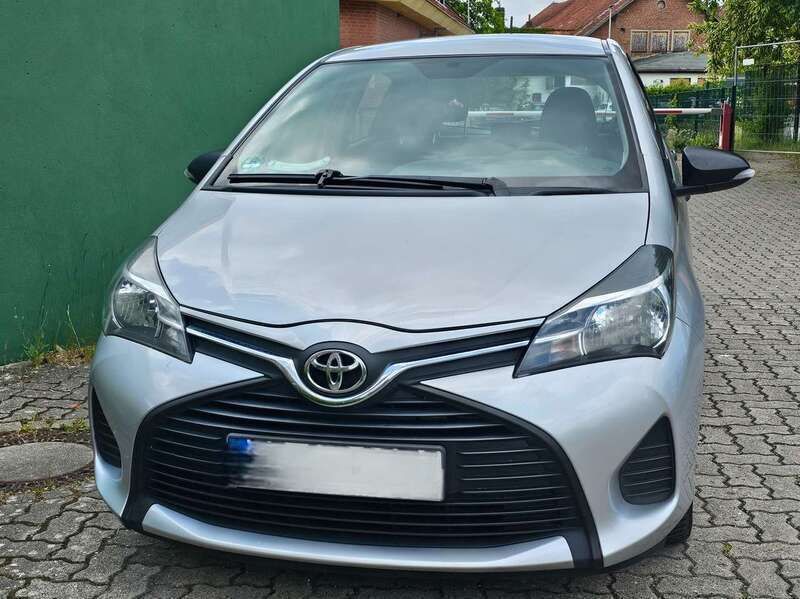 Silber Gebraucht 2015 Toyota Yaris Limousine | 4.299 € (Fairer Preis) - Bild 1/4