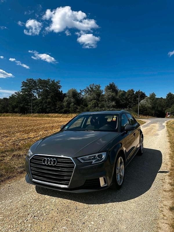 Grau Gebraucht 2018 Audi A3 Sportback Kleinwagen | 13.990 € (Guter Preis) - Bild 1/4