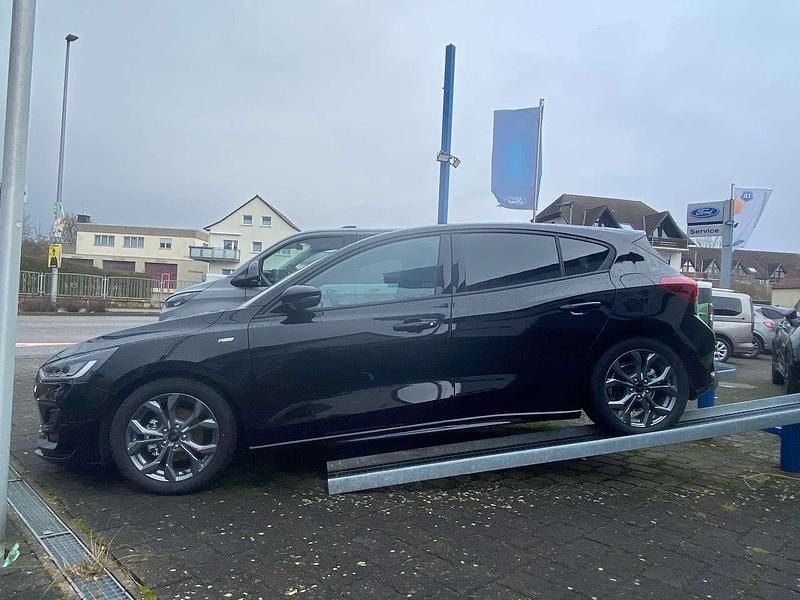 Neu Ford Focus ST-Line X 125 PS (91 kW) 2025 Obsidianschwarz metallic Limousine