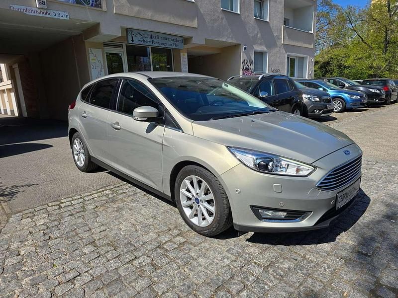 Second-hand Ford Focus Titanium 120 CP (88 kW) 2016 Gri Hatchback