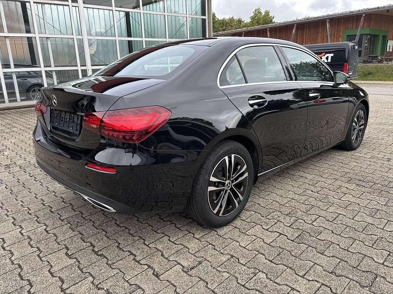 Gebraucht Mercedes A180 Advanced Plus 136 PS (100 kW) 2024 Kosmosschwarz Limousine