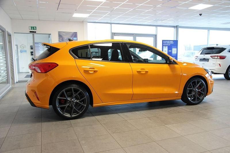 Gebraucht Ford Focus Performance Edition 280 PS (205 kW) 2022 Orange Limousine