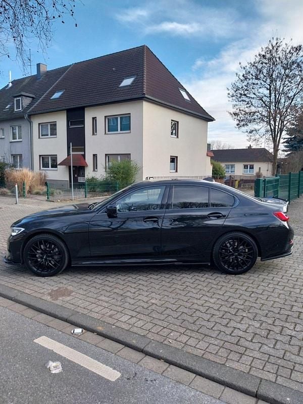 Gebraucht BMW 330 Advantage 258 PS (189 kW) 2021 Black sapphire metallic Limousine