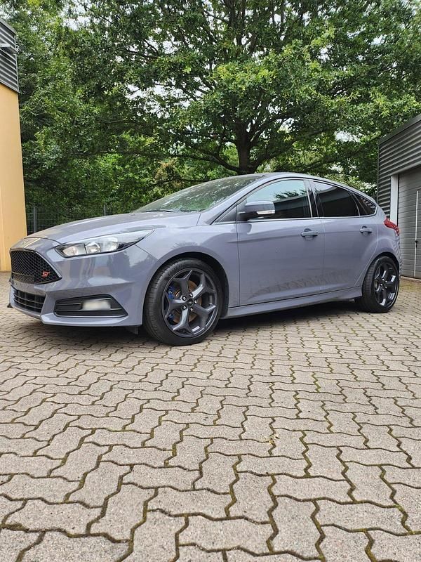 Gebraucht Ford Focus ST 250 PS (183 kW) 2018 Grau Limousine