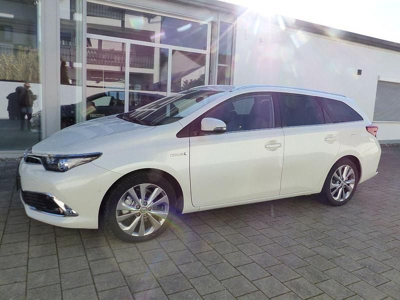 Gebraucht Toyota Auris Hybrid Executive 136 PS (100 kW) 2015 Weiß Limousine