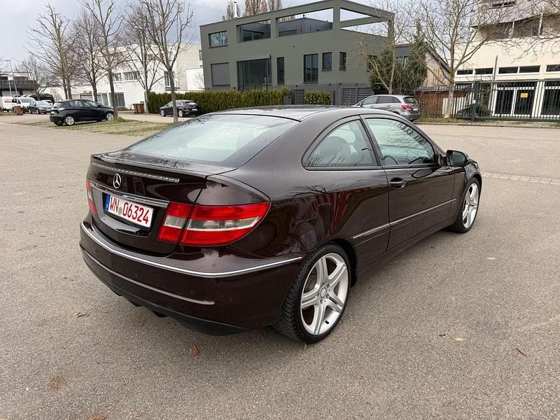 Gebraucht Mercedes CLC180 143 PS (105 kW) 2011 Braun Kleinwagen