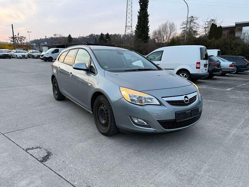 Gebraucht Opel Astra Edition 110 PS (80 kW) 2011 Silbersee/perl silber (m2) Kombi