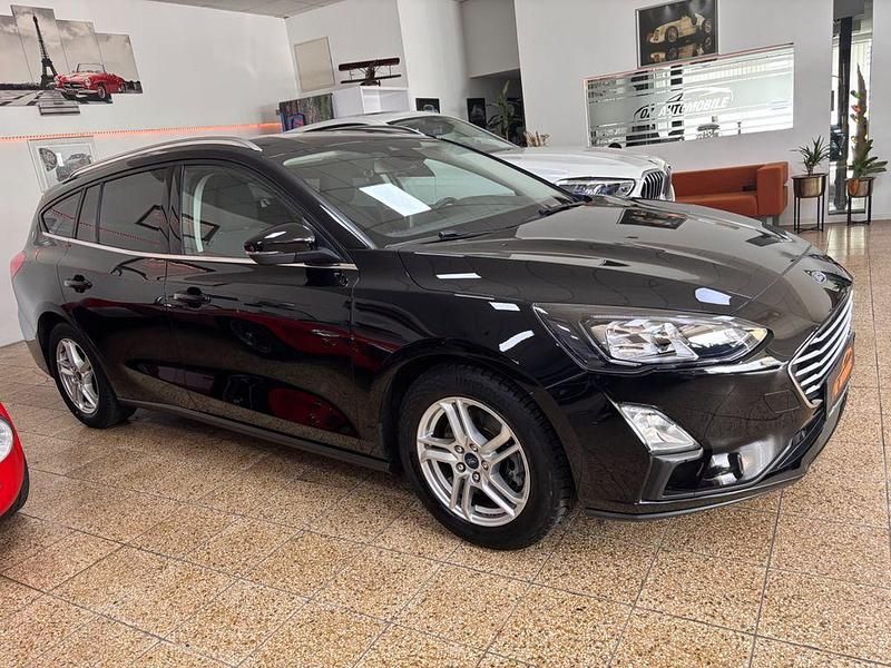 Schwarz Gebraucht 2019 Ford Focus Cool & Connect Limousine | 13.950 € (Fairer Preis) - Bild 1/4
