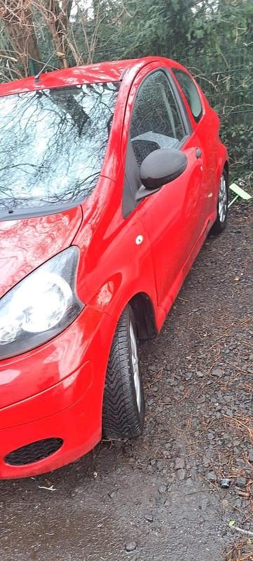 Gebraucht Toyota Aygo 69 PS (50 kW) 2011 Rot Kleinwagen