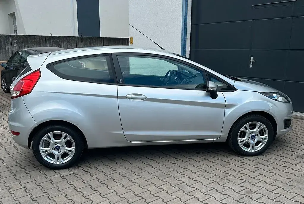 Gebraucht Ford Fiesta Champions Edition 80 PS (58 kW) 2013 Silber Limousine
