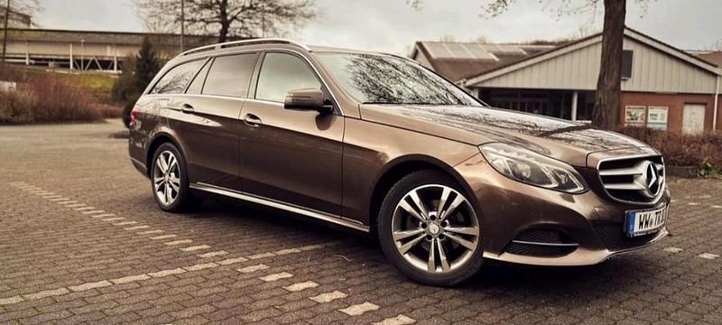 Braun Gebraucht 2013 Mercedes E220 Kombi | 9.300 € (Fairer Preis) - Bild 1/4