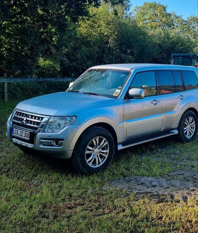 Silber Gebraucht 2015 Mitsubishi Pajero SUV | 29.950 € (Guter Preis) - Bild 1/4