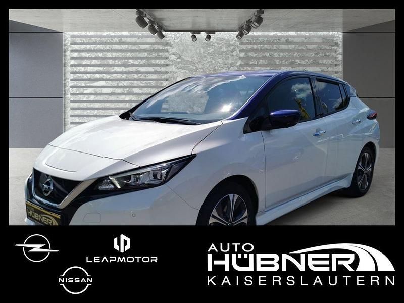 White 3p/blue m Gebraucht 2021 Nissan Leaf N-Connecta Kleinwagen | 12.990 € (Guter Preis) - Bild 1/4