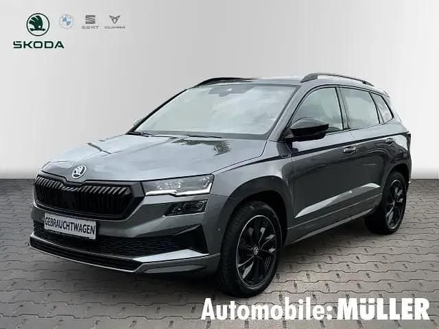 Grau Gebraucht 2022 Skoda Karoq SportLine SUV | 33.900 € (Fairer Preis) - Bild 1/4