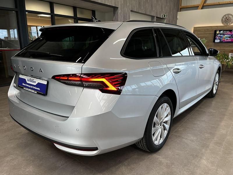Neu Skoda Octavia Selection 150 PS (110 kW) 2025 Silber Kombi