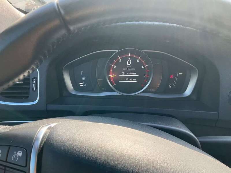 Schwarz Gebraucht 2017 Volvo S60 Momentum Limousine | 14.690 € - Bild 1/4