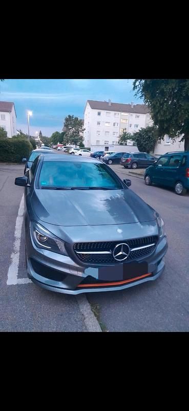 Grau Gebraucht 2015 Mercedes CLA220 Edition Limousine | 20.500 € - Bild 1/3