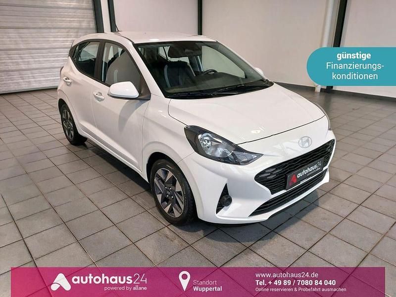 Weiß Gebraucht 2024 Hyundai i10 Trend Kleinwagen | 15.590 € (Fairer Preis) - Bild 1/4