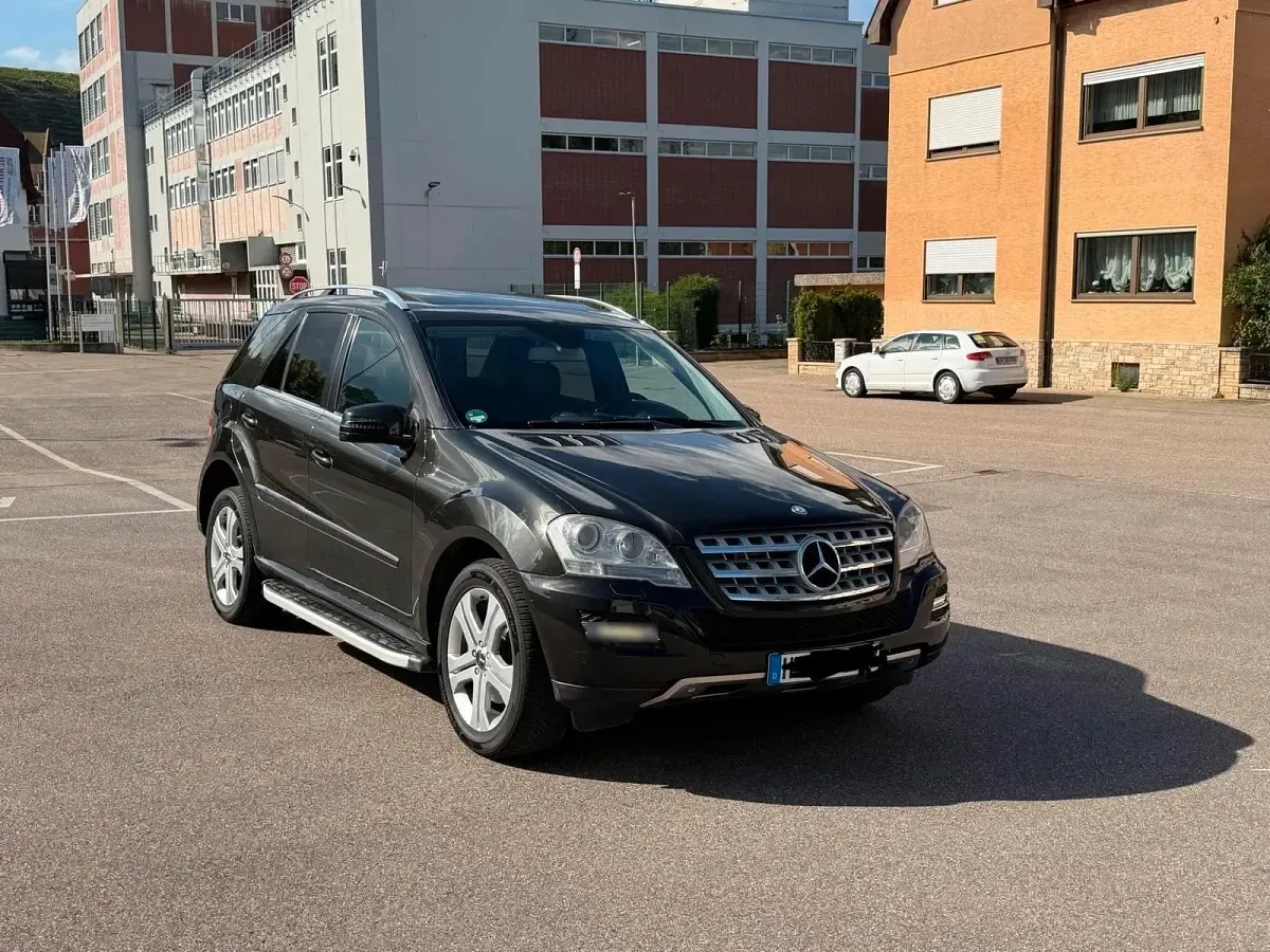 Gebraucht Mercedes ML350 231 PS (169 kW) 2010 Schwarz SUV