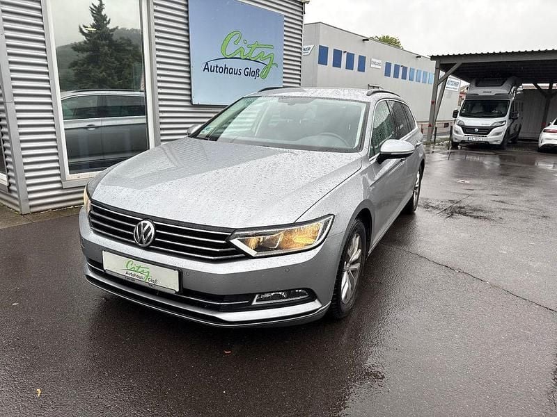 Silber Gebraucht 2018 VW Passat Comfortline Kombi | 15.980 € (Guter Preis) - Bild 1/4