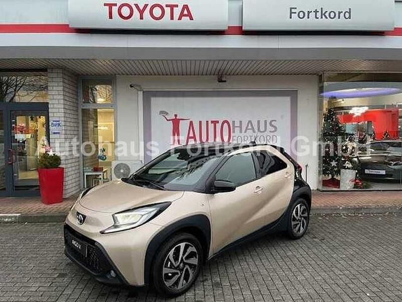 Beige Neu 2024 Toyota Aygo Team Kleinwagen | 19.200 € - Bild 1/3