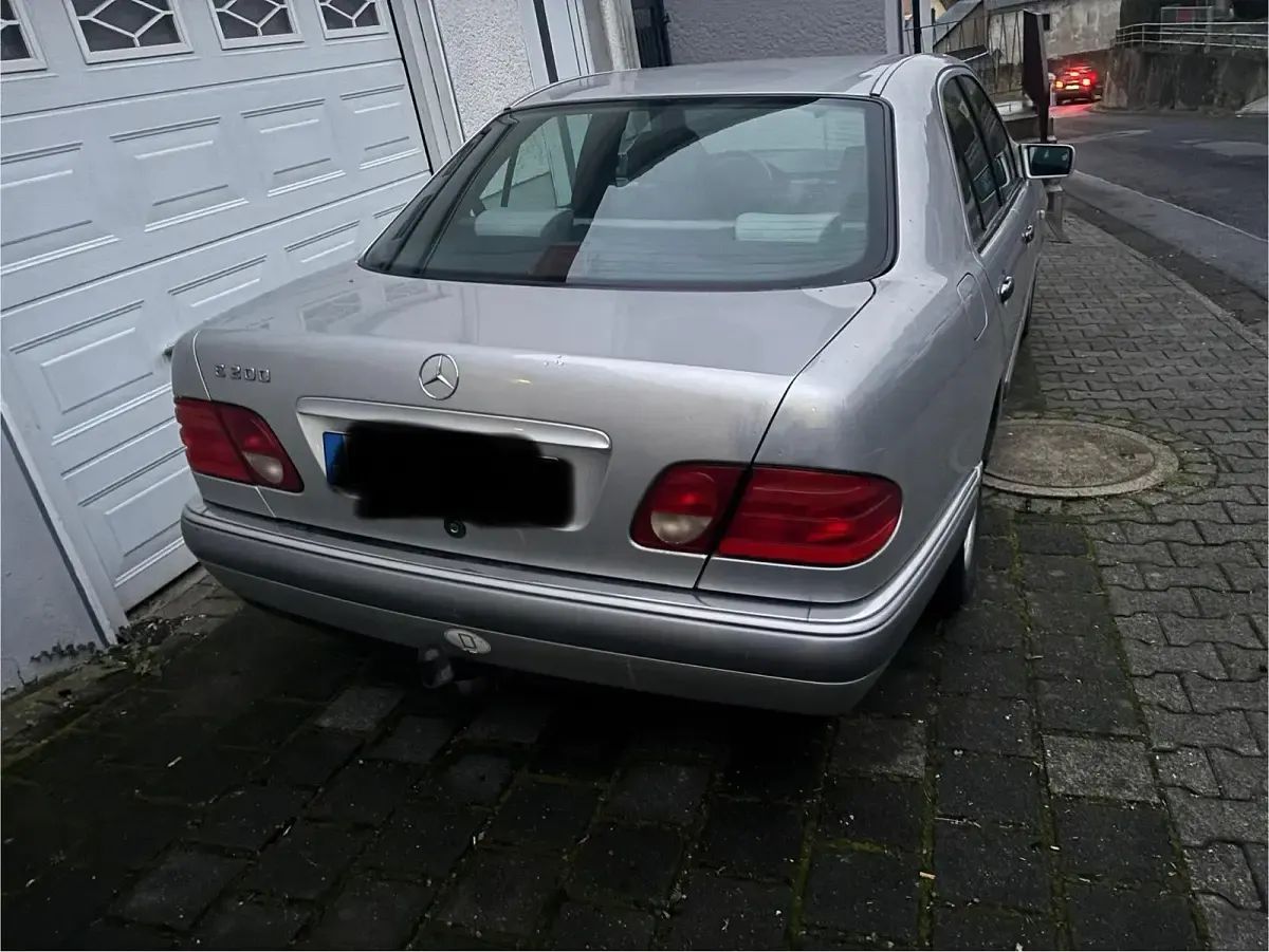 Gebraucht Mercedes E200 143 PS (105 kW) 1996 Silber Limousine